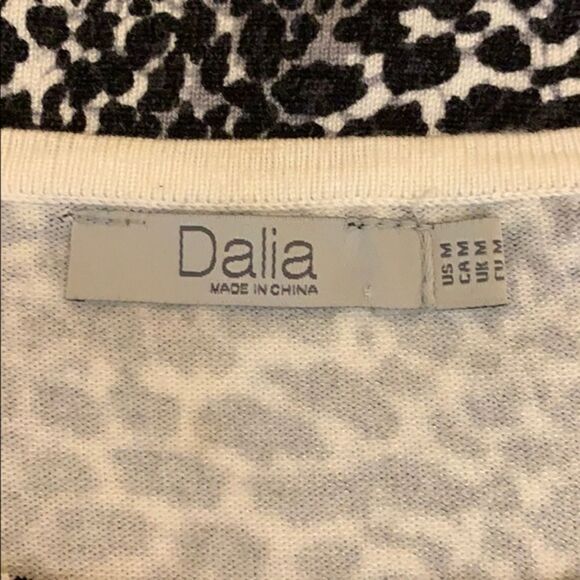 Dalia Animal Print Lightweight 3/4 Sleeve Sweater Size Medium - Picture 3 of 7